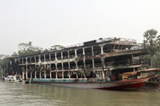 Bangladesh entierra a muertos tras incendio en ferry