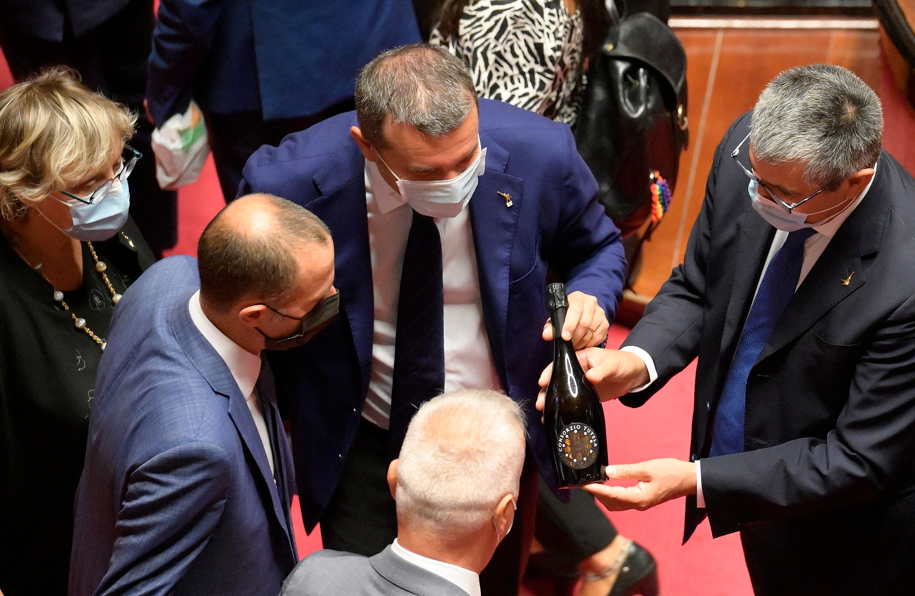 Foto de archivo: legisladores italianos muestran botellas de Prosecco durante una reunión informativa en Roma, Italia, el 22 de septiembre de 2021