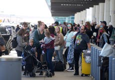 Miles de personas varadas en EE.UU. a medida que ómicron arrasa con aerolíneas y obliga a cancelar vuelos