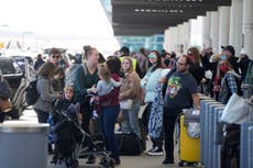Miles de personas varadas en EE.UU. a medida que ómicron arrasa con aerolíneas y obliga a cancelar vuelos
