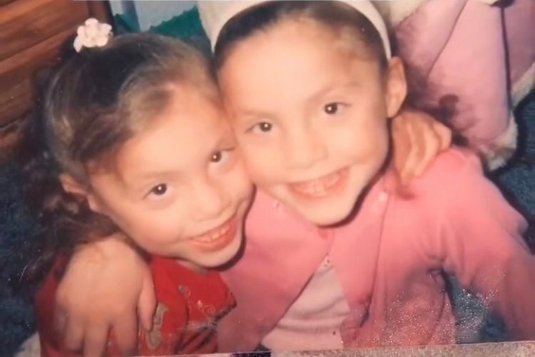 Las gemelas eran las mejores amigas hasta que ambas se enfermaron a los 13 años, cuando una malla usada en la cirugía que las separó se infectó; Michaela se volvió séptica y murió, mientras que Gabby sobrevivió