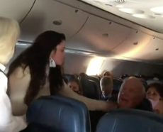 Captan a mujer golpeando y escupiendo a un hombre mayor por no usar cubrebocas en avión