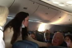 Captan a mujer golpeando y escupiendo a un hombre mayor por no usar cubrebocas en avión