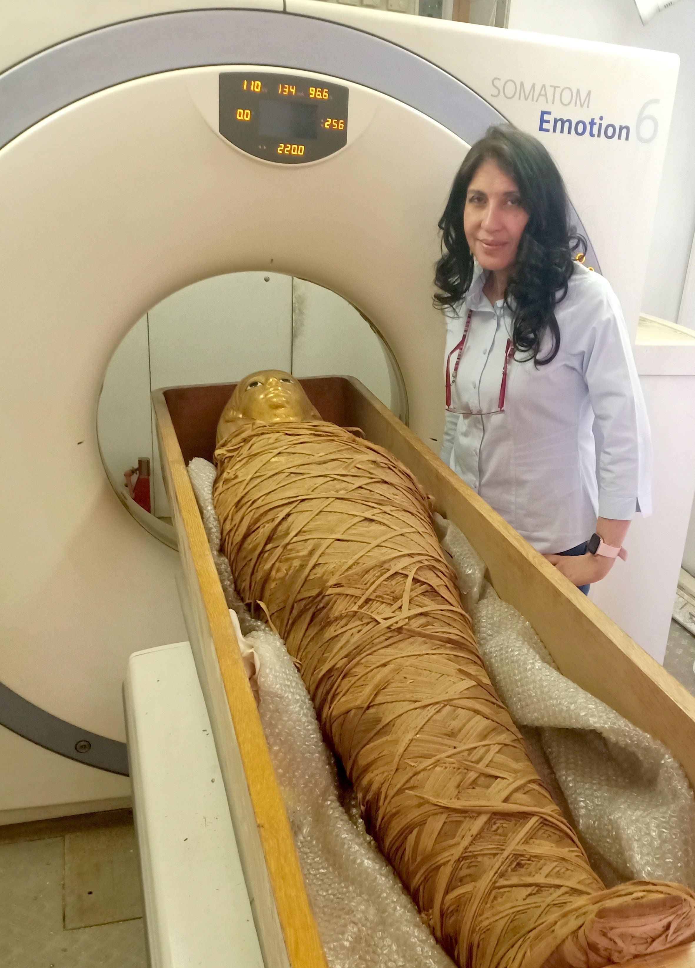 La Dra. Sahar Saleem escaneando la momia
