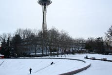 Seattle ve el día más frío en 73 años después de que el clima frío golpea la costa oeste