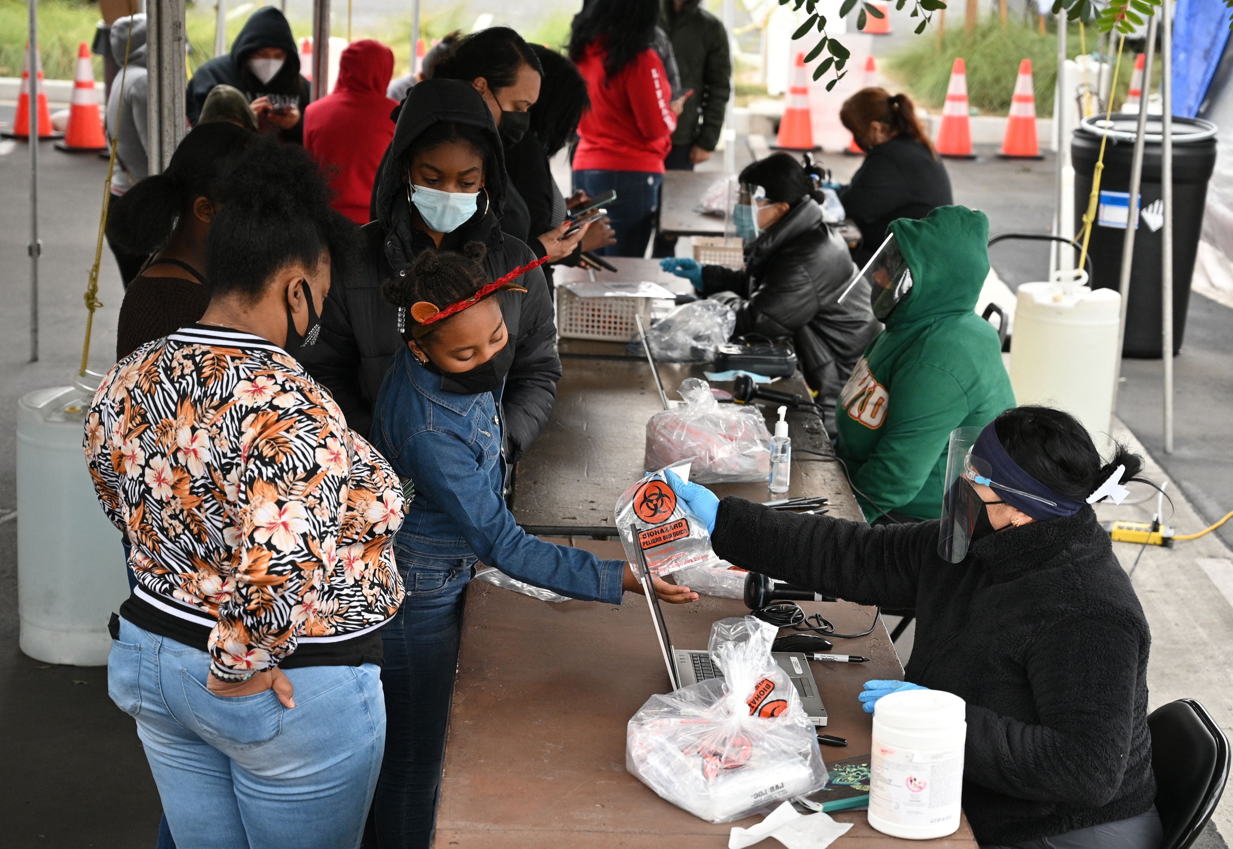 Ola de variante ómicron amenaza con “huracán viral” según experto principal en enfermedades