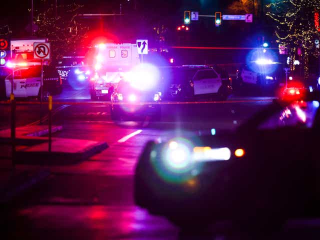 Coches de policía fuera del centro comercial Belmar en Colorado, Denver