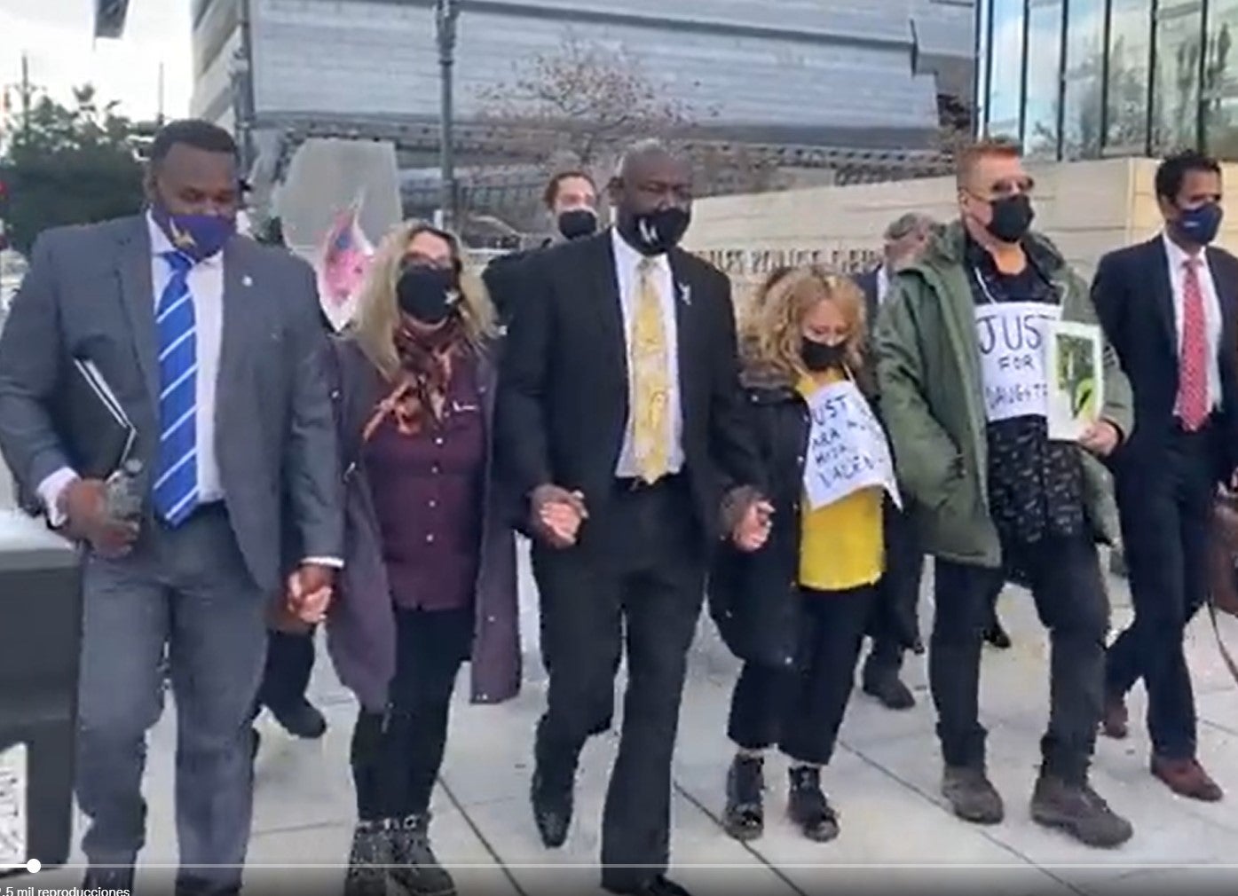 Los padres de Valentina Orellana-Peralta, muerta por una bala de la policía de Los Ángeles, exigen justicia