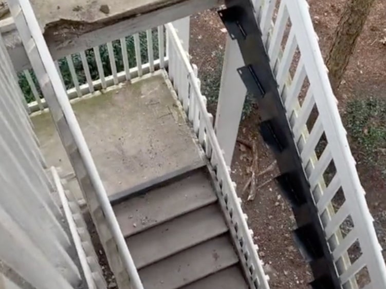 Las escaleras que fueron retiradas, supuestamente por el propietario de una mujer sin previo aviso