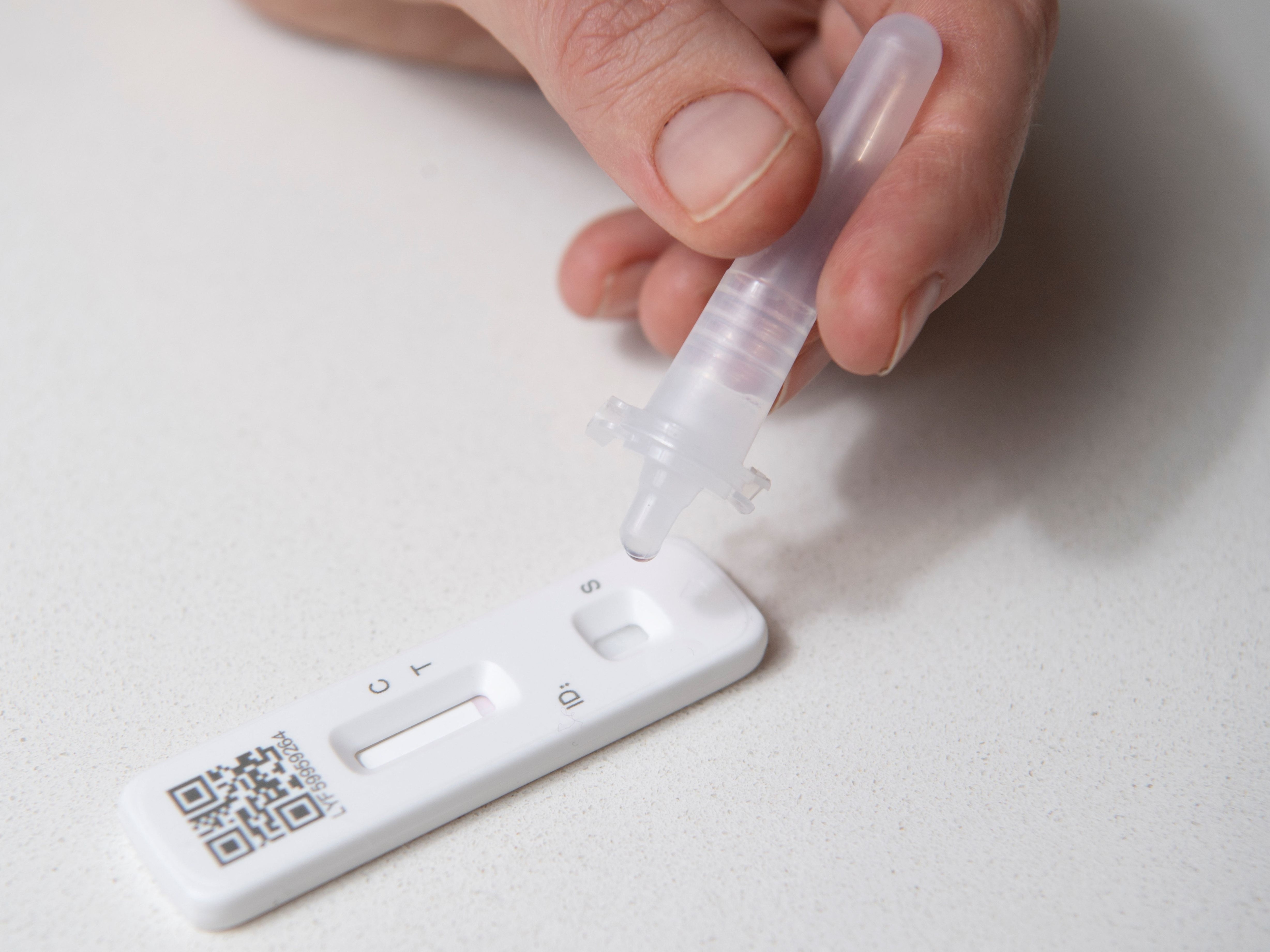 Pruebas hogareñas de covid pueden no detectar ómicron, dicen funcionarios de salud