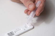 Pruebas hogareñas de covid pueden no detectar ómicron, dicen funcionarios de salud