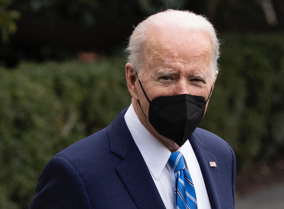 Joe Biden saliendo de la Casa Blanca el lunes