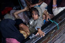 Grupo de 120 refugiados rohinyas desembarca en Indonesia
