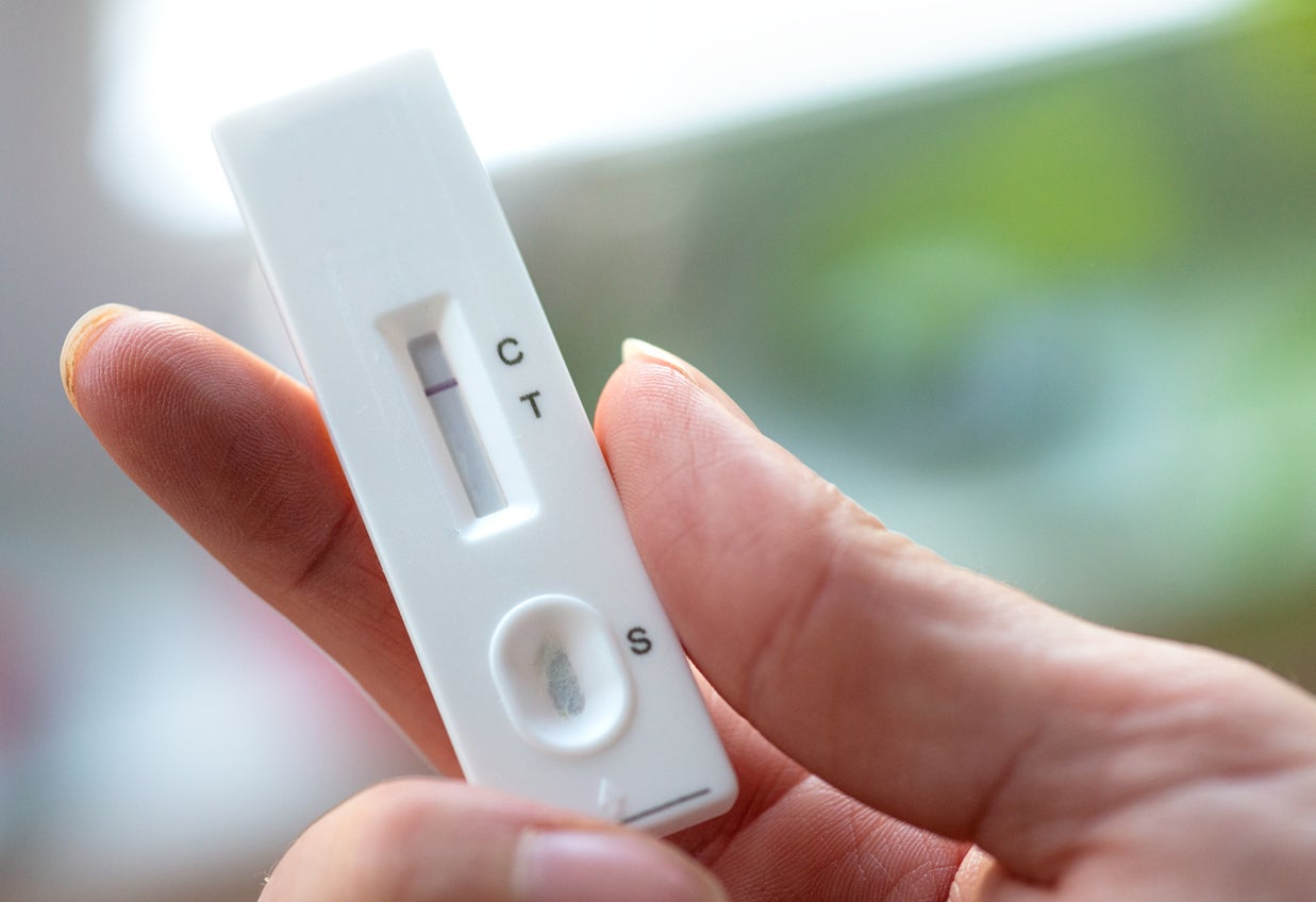 Por qué no debes compartir imágenes de tus pruebas de covid en línea