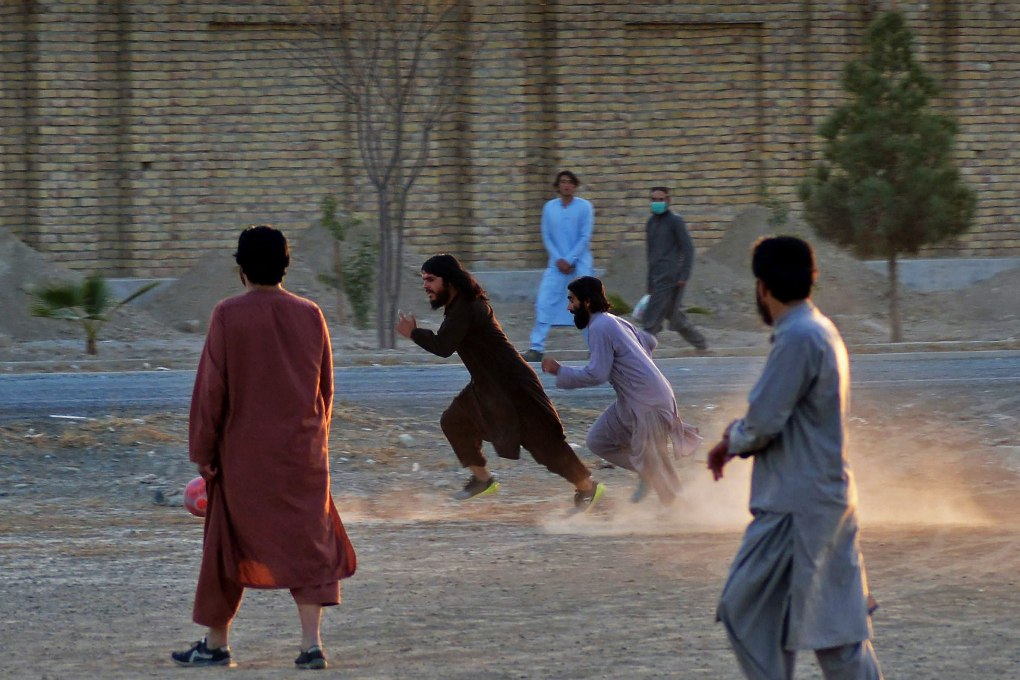 Miembros del Talibán juegan fútbol en Kandahar