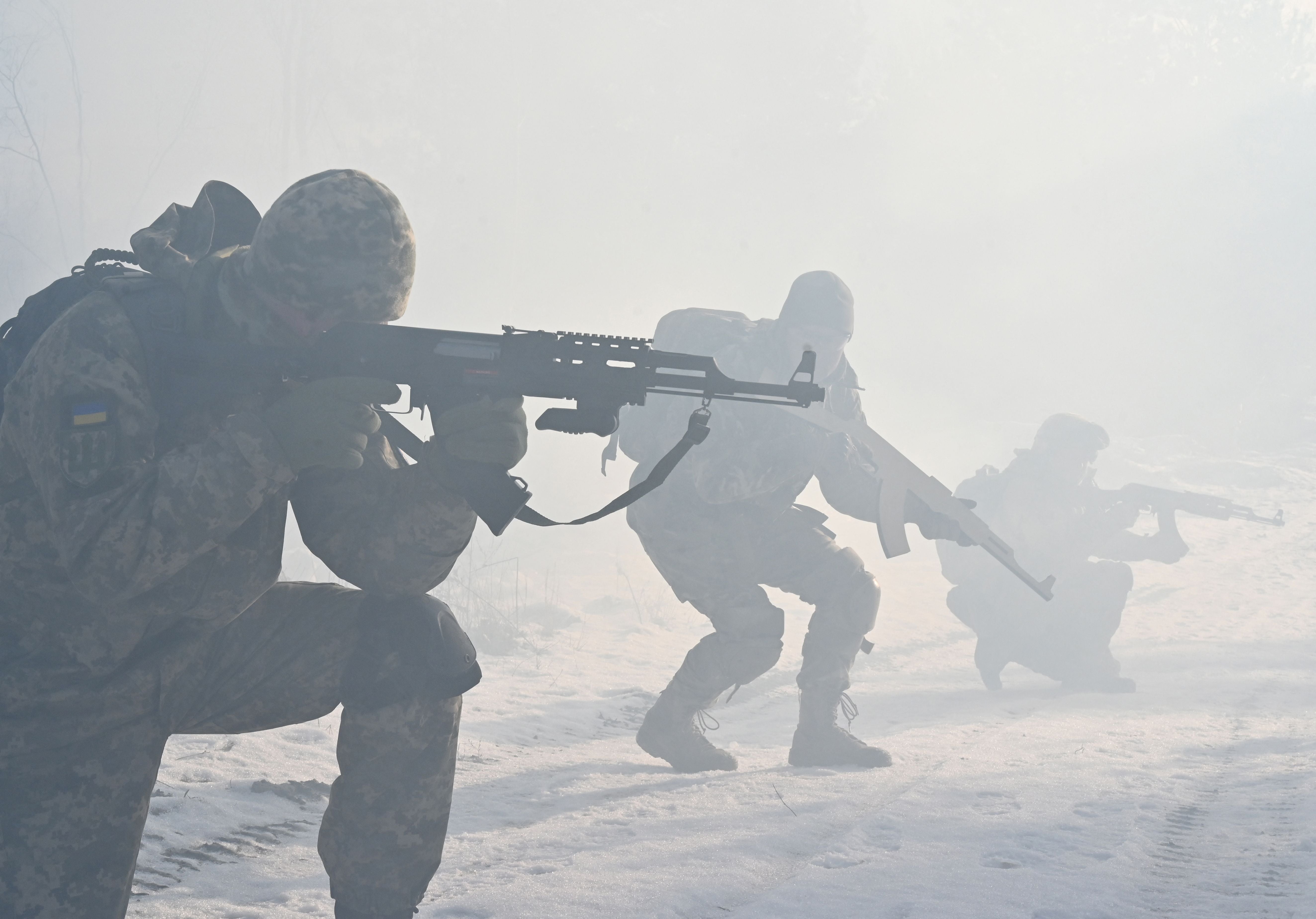 Las Fuerzas de Defensa Territorial de Ucrania, la reserva militar de las Fuerzas Armadas de Ucrania, participan en un ejercicio militar cerca de Kiev el 25 de diciembre de 2021