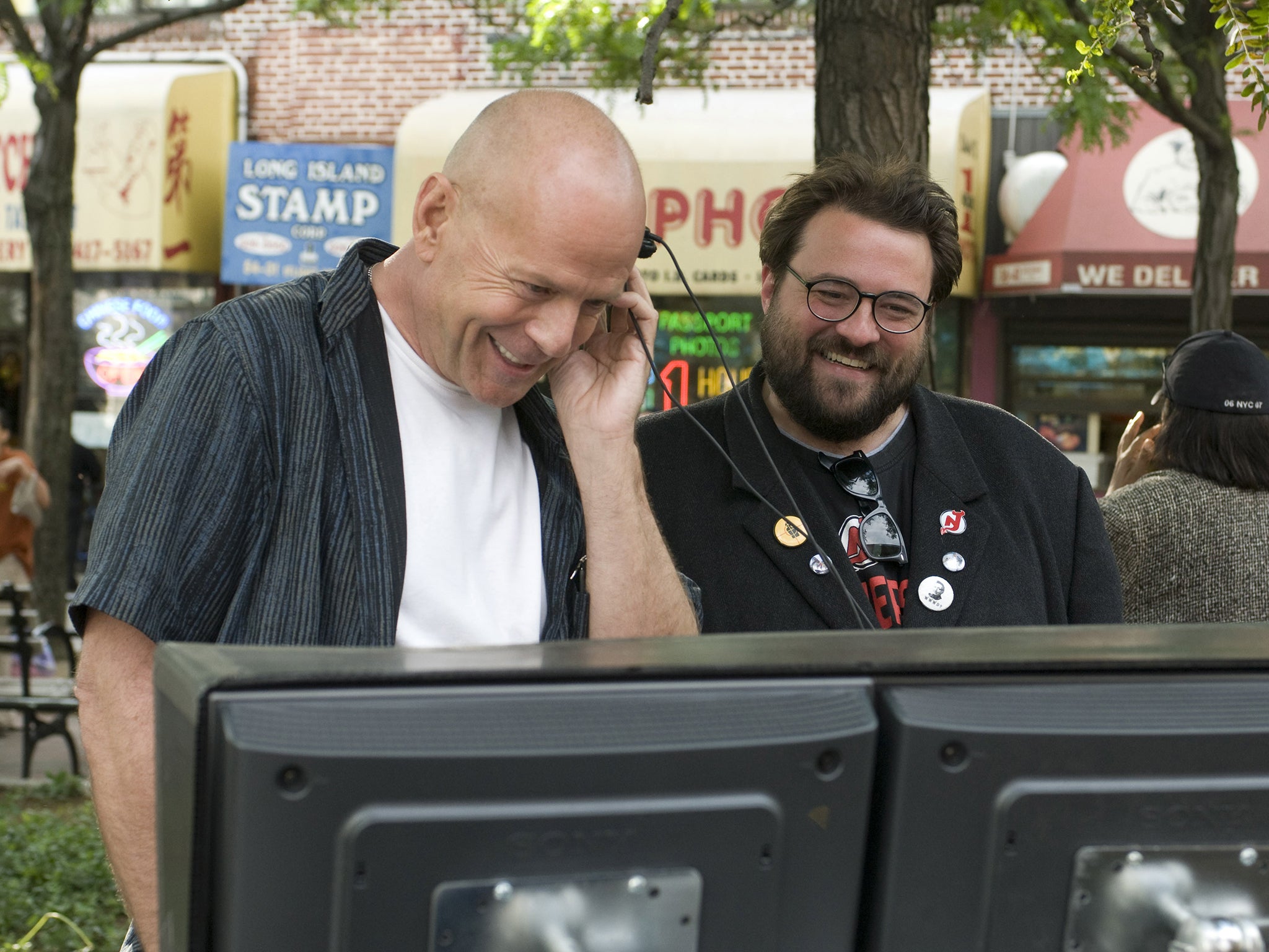 Bruce Willis y Kevin Smith sonriendo en el set de Cop Out