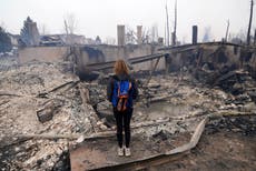 Incendio forestal quema cientos de casas en Colorado