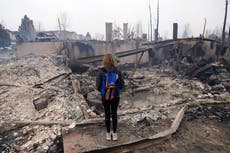 Incendio forestal quema cientos de casas en Colorado