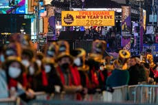 Nueva York recibe 2022 con tradicional bola en Times Square