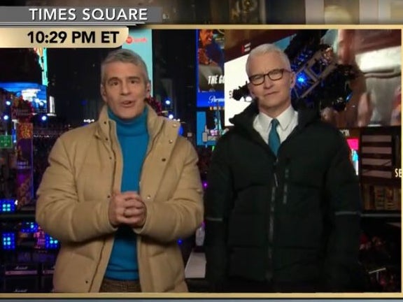 Andy Cohen y Anderson Cooper en el evento de víspera de Año Nuevo en Times Square