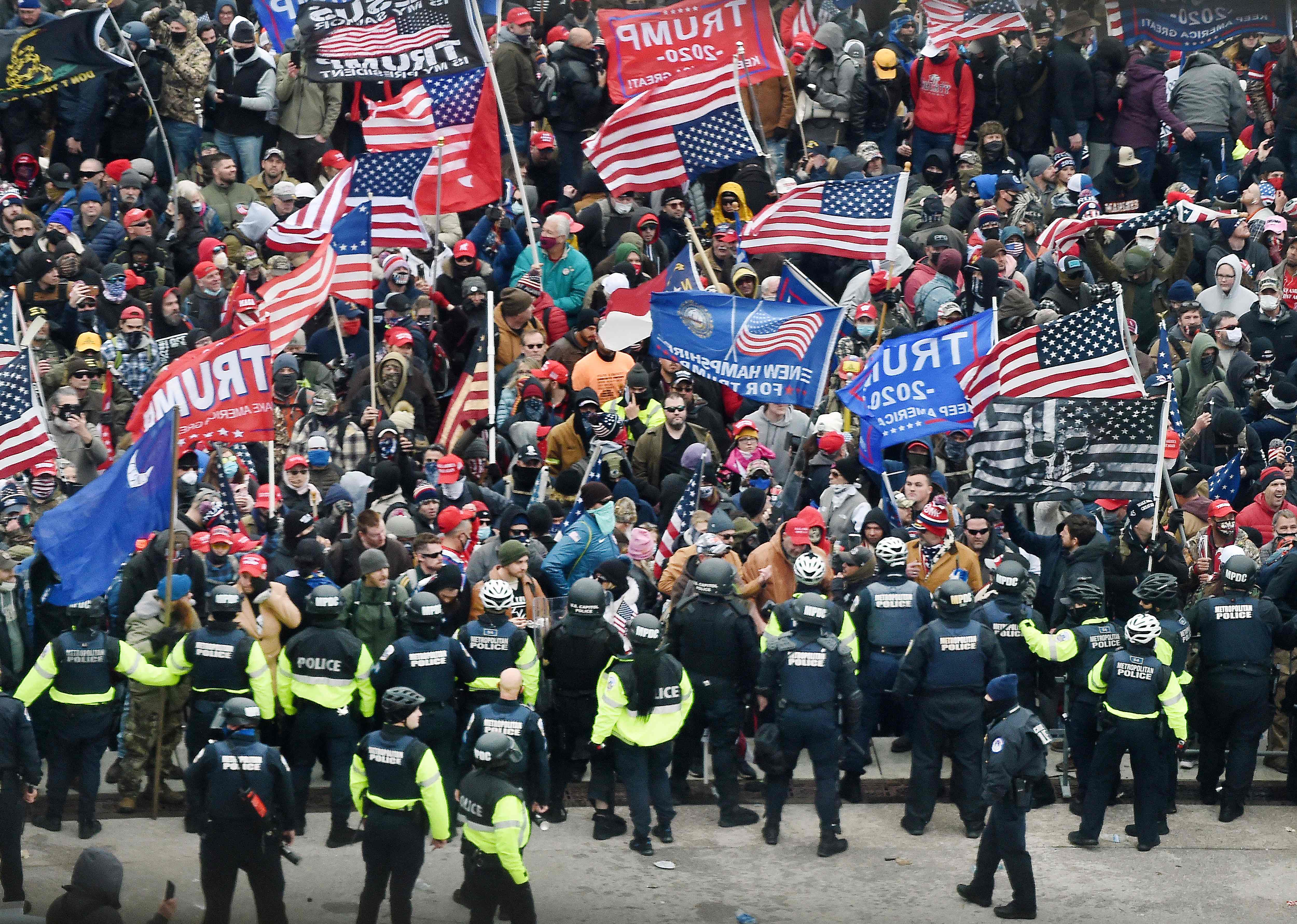 La policía intenta detener a una multitud de fanáticos de Trump afuera del Capitolio el 6 de enero del 2020