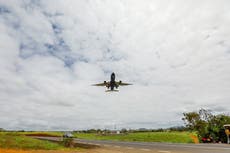 Arrestan a mujer tras encontrar vivo a un bebé recién nacido en bote de basura del baño de un avión