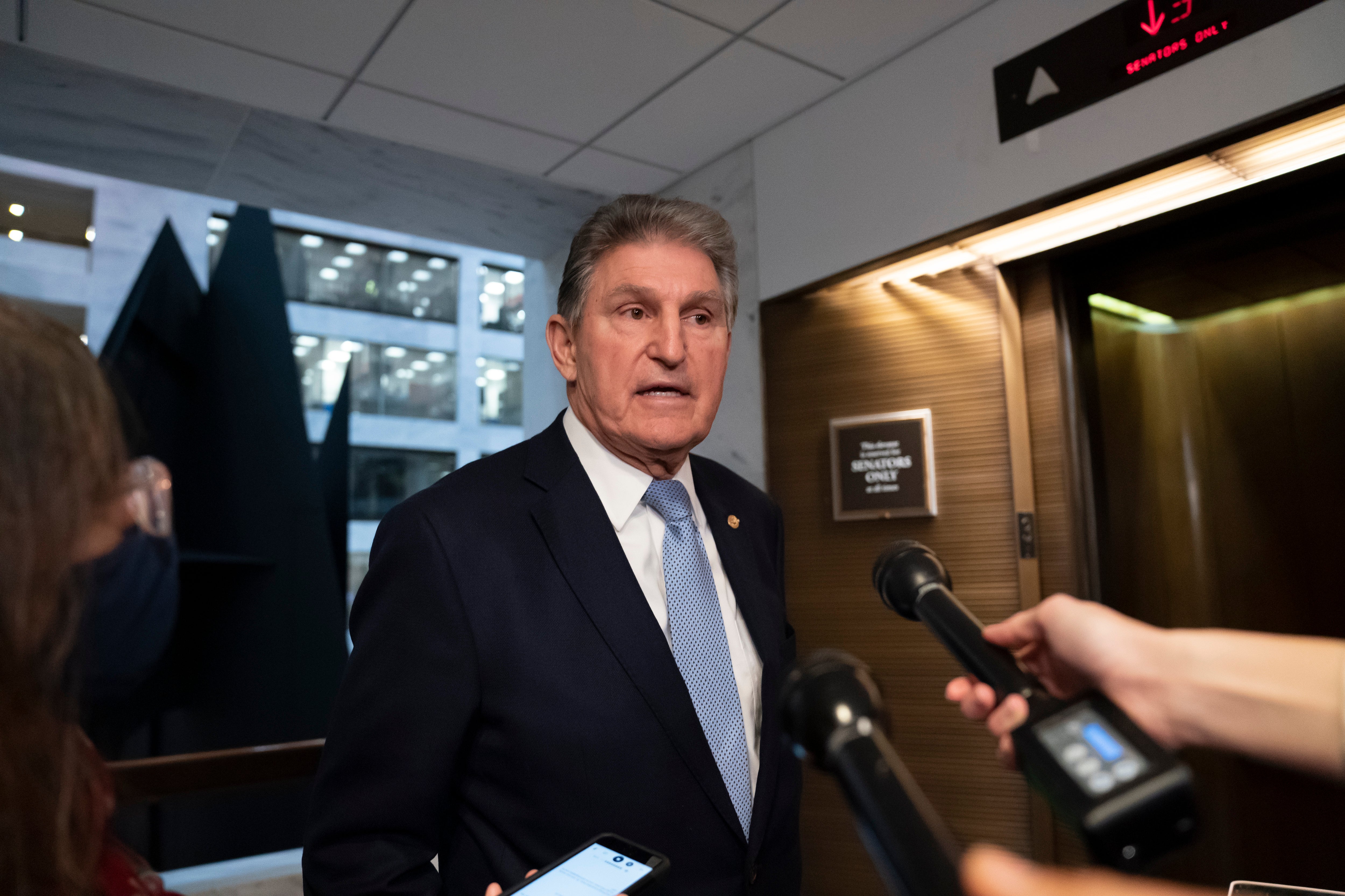 Joe Manchin elogia que Kyrsten Sinema se rehusó a modificar el filibusterismo a medida que obstaculiza proyecto de ley de derecho al voto