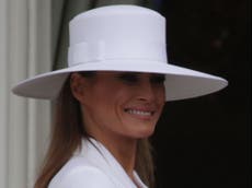 Burlas a Melania Trump por subastar su sombrero con oferta mínima de 250.000 dólares