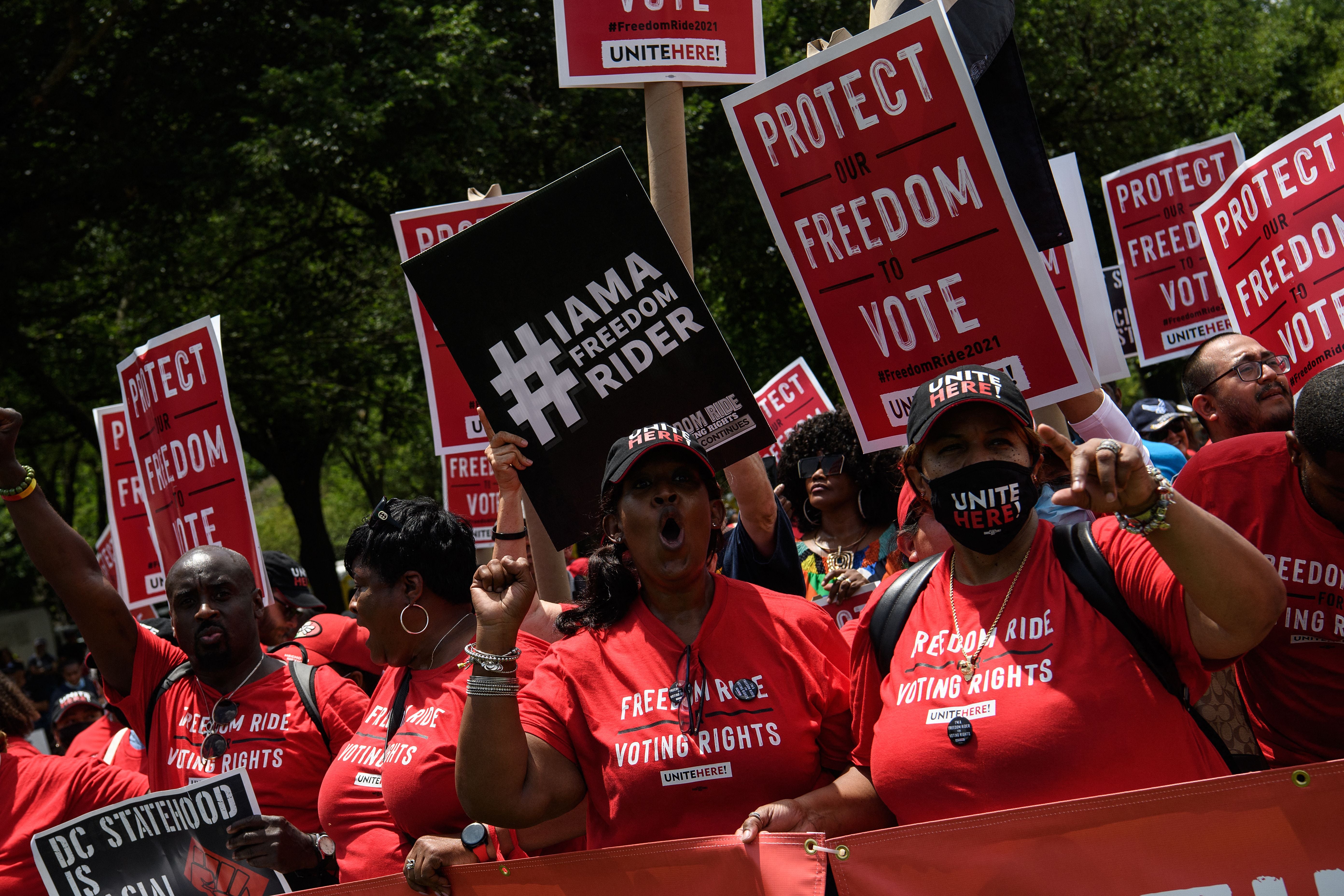Un mitin de apoyo a Freedom Riders for Voting Rights insistió que se tomaran medidas federales para proteger el derecho al voto el 26 de junio de 2021 después de los intentos de la legislatura estatal de restringir el acceso a las boletas