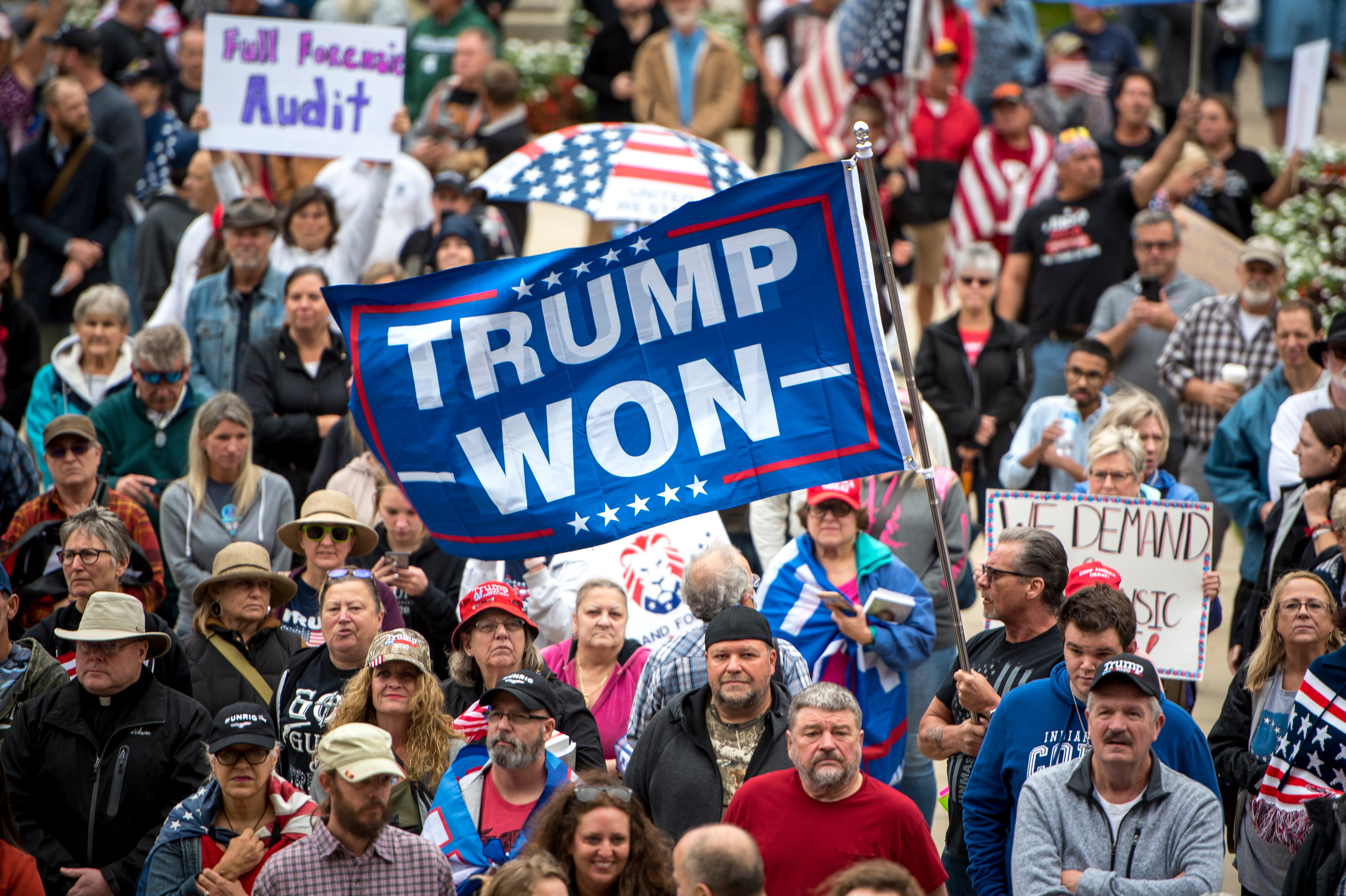 Las manifestaciones contra la derrota de Trump en 2020 no han parado, como en Lansing, Michigan, el 12 de octubre, casi un año después de las elecciones