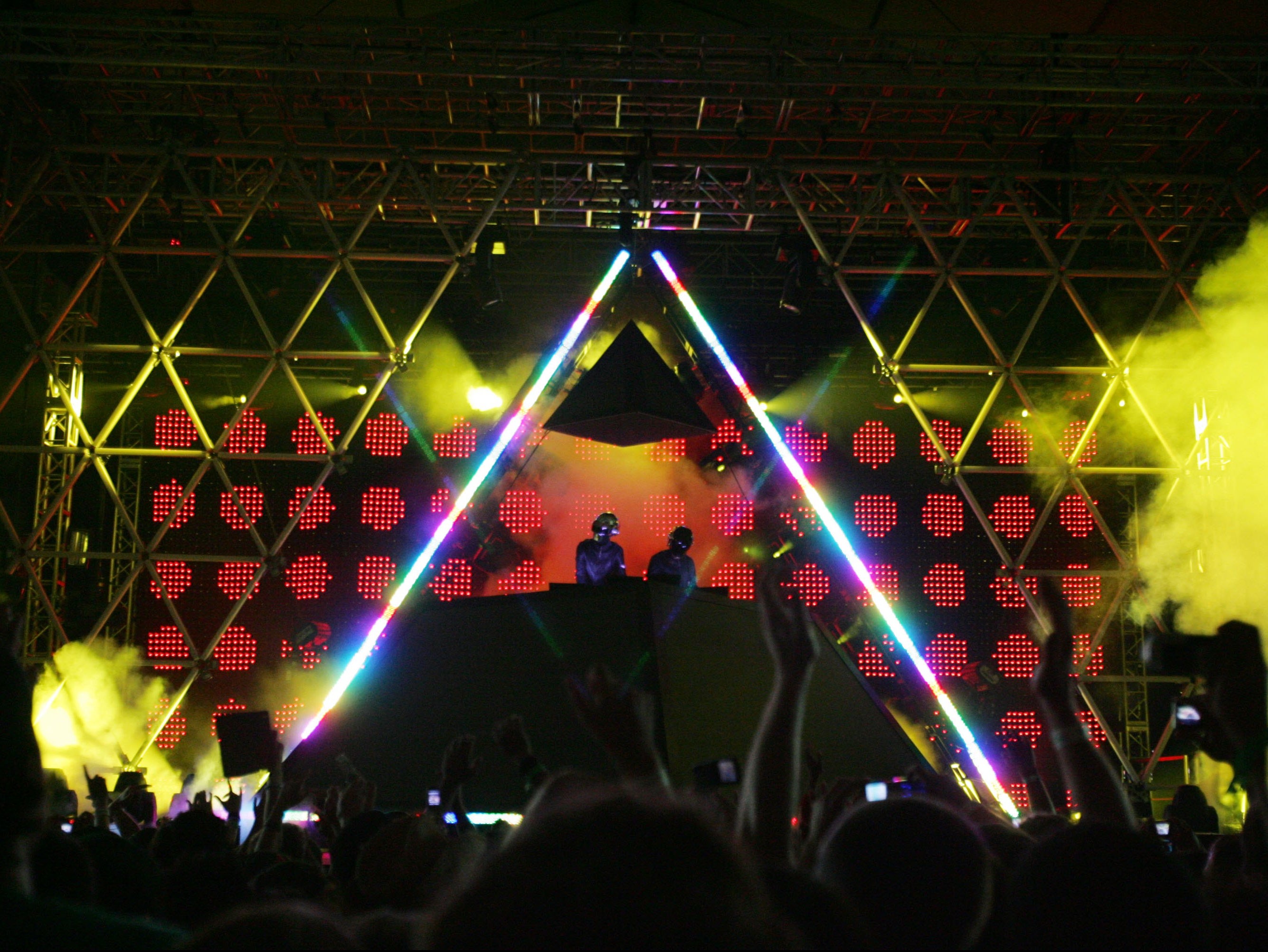 Daft Punk debutó su escenario piramidal en Coachella 2006