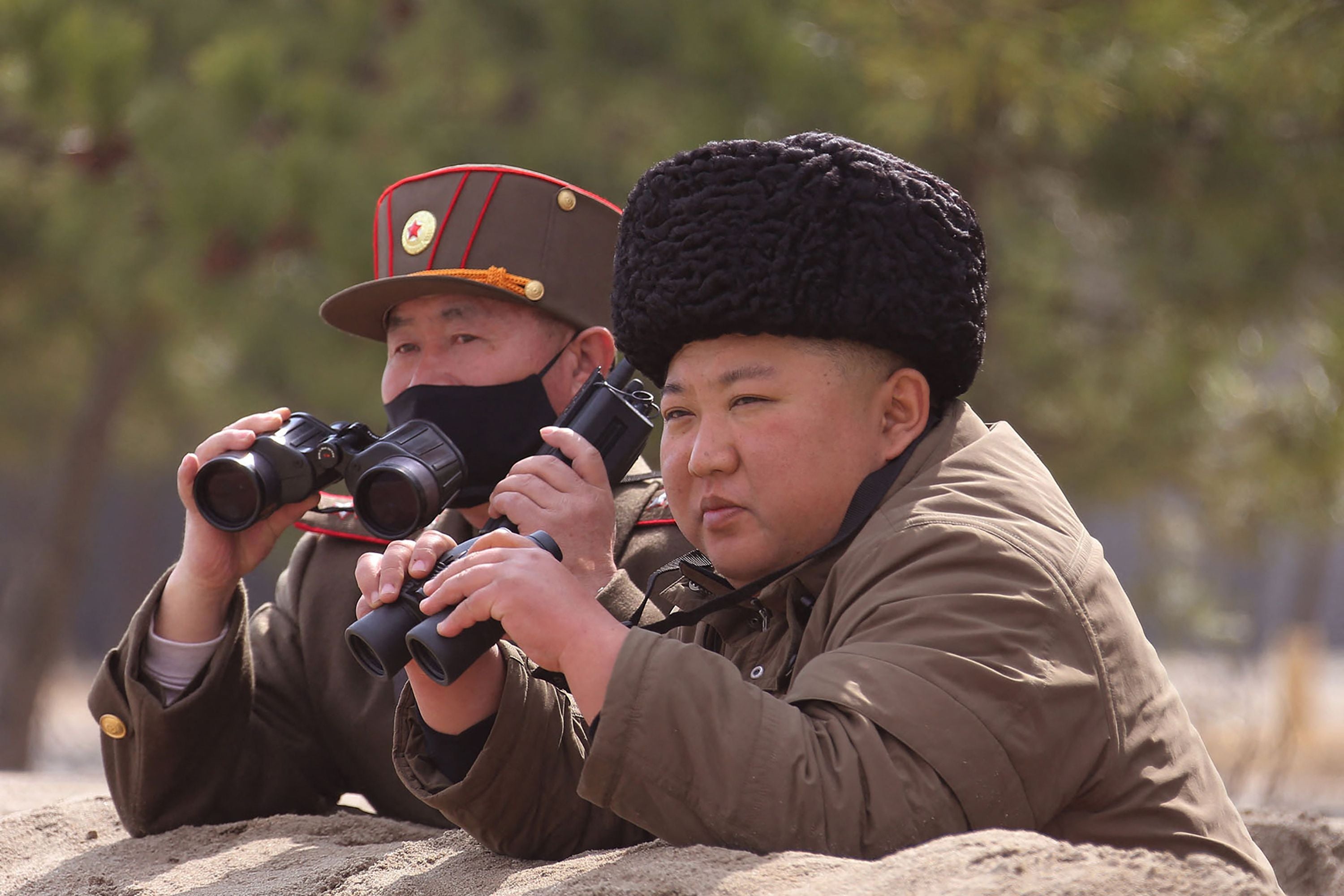 El líder norcoreano Kim Jong-un supervisa un “simulacro de ataque” en 2020