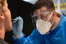 Nueve síntomas de ómicron que afectan a personas vacunadas y dos señales tempranas de que podrías tenerlo