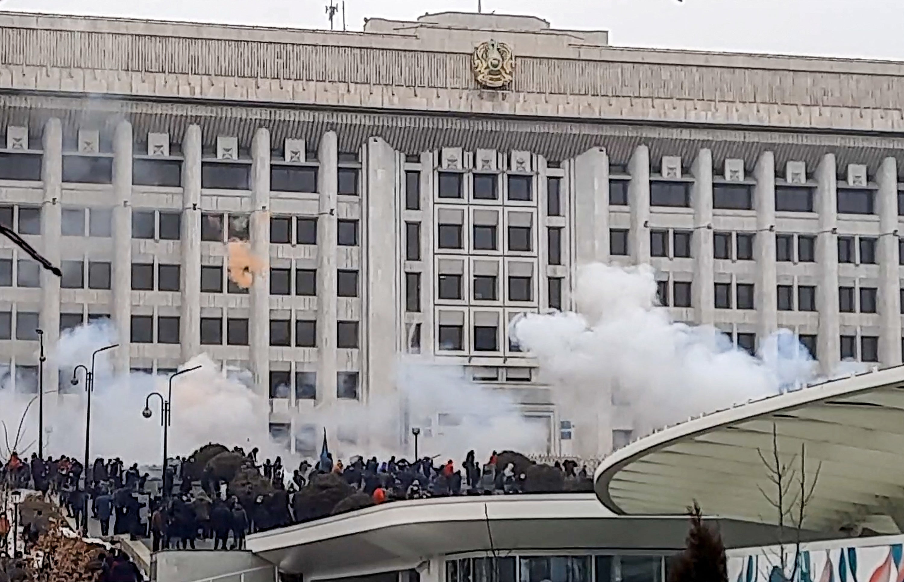 Manifestantes cerca de la oficina del alcalde de Almaty durante una manifestación por el alza en los precios de los energéticos