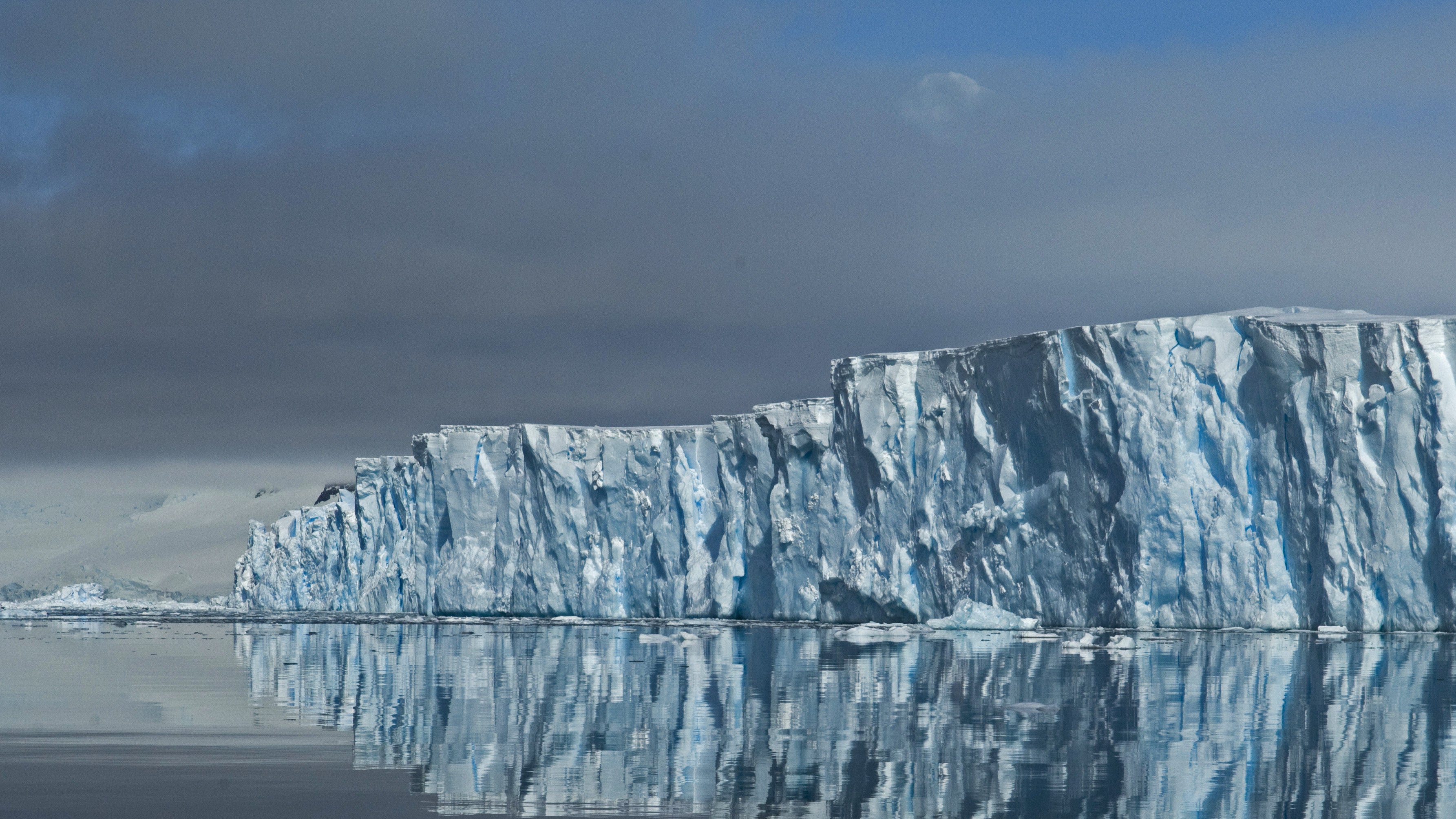 La plataforma de hielo flotante que actualmente impide la rápida desintegración del glaciar Thwaites