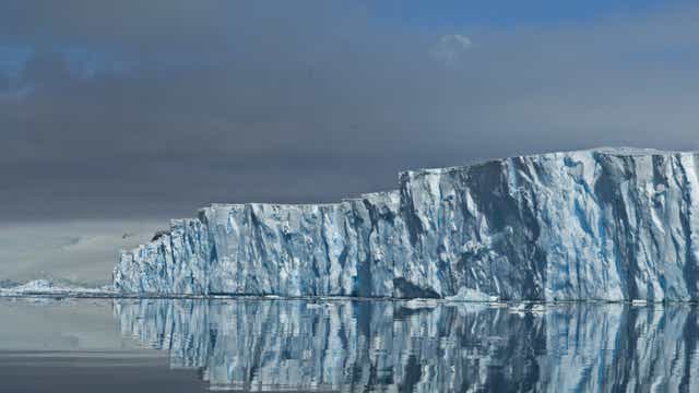 <p>La plataforma de hielo flotante que actualmente impide la rápida desintegración del glaciar Thwaites</p>
