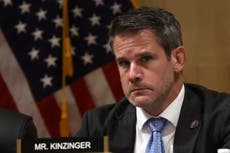 Adam Kinzinger dice que se enfocará en combatir la extrema derecha tras dejar el Congreso