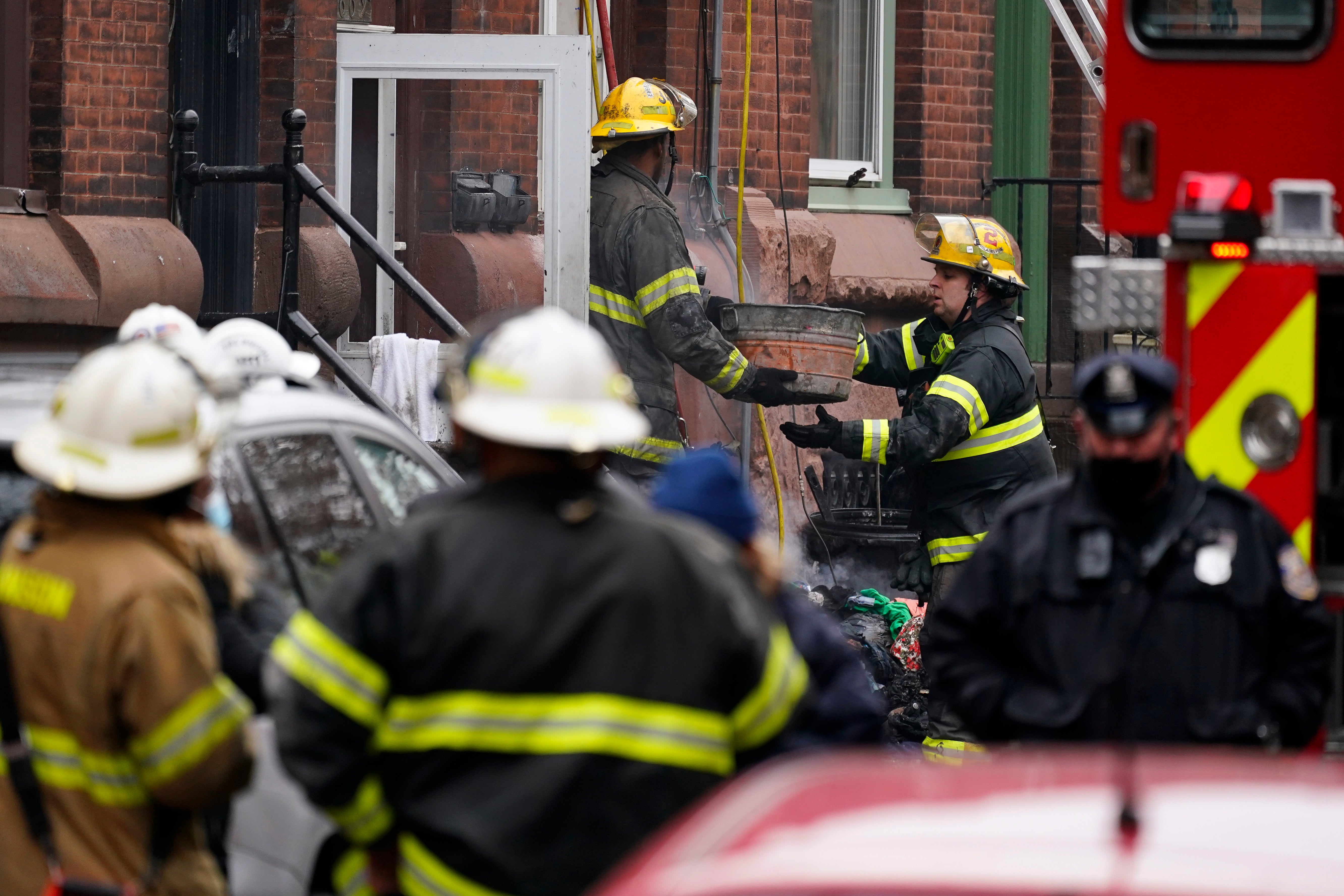 Bomberos de Filadelfia retiran escombros de la escena de un mortal incendio en una casa adosada el miércoles 5 de enero en el vecindario de Fairmount en Filadelfia