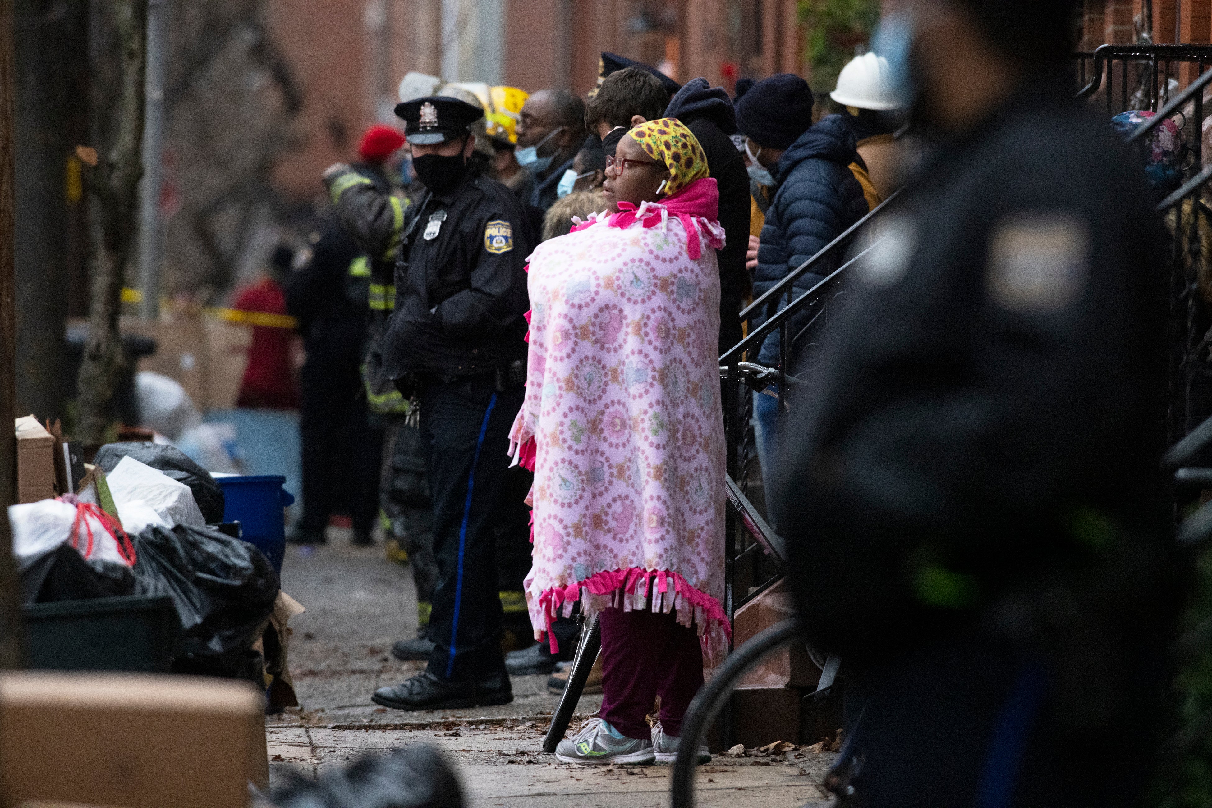 Transeúntes observan al departamento de bomberos en escena