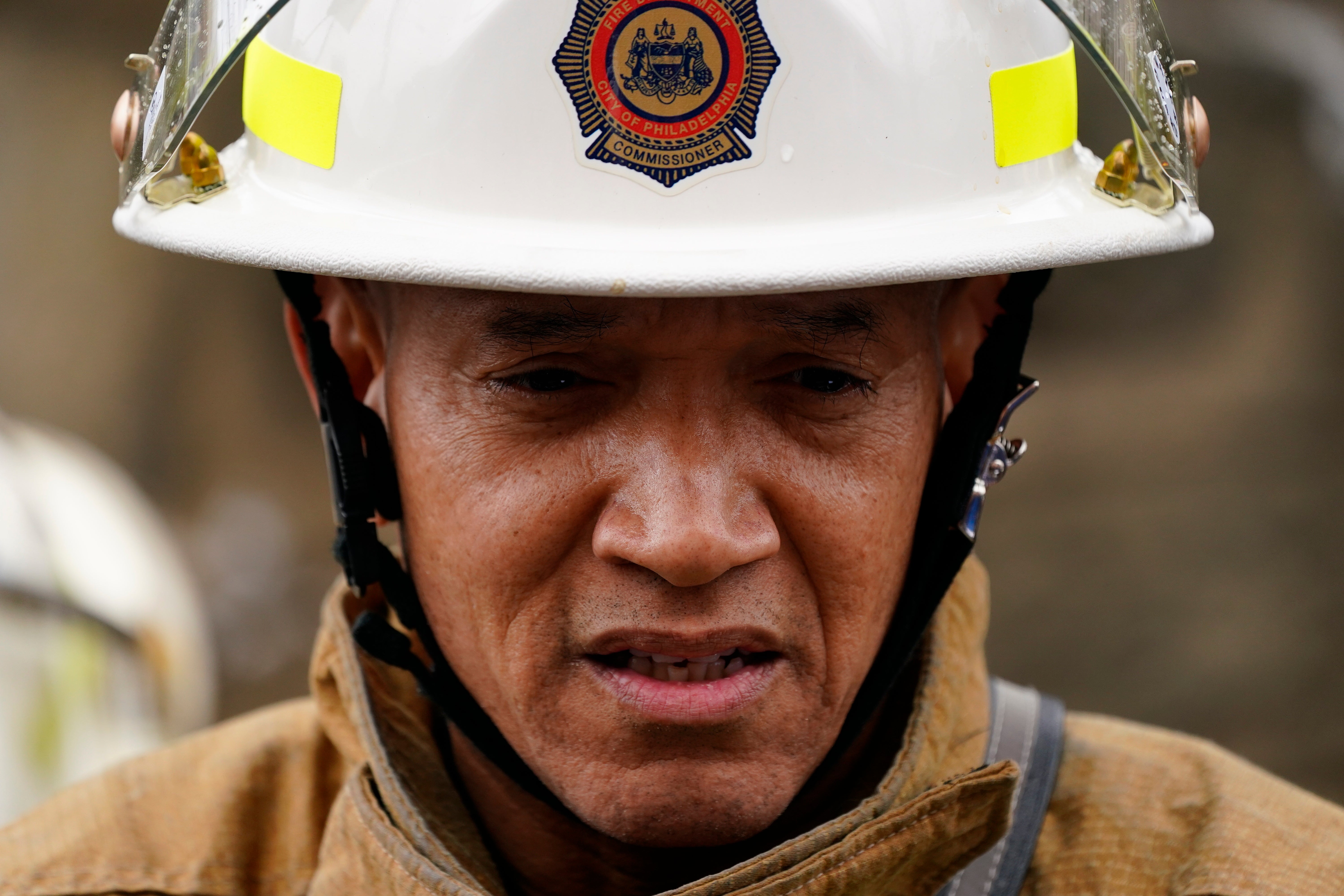 Craig Murphy del departamento de bomberos de Filadelfia habla en una conferencia de prensa