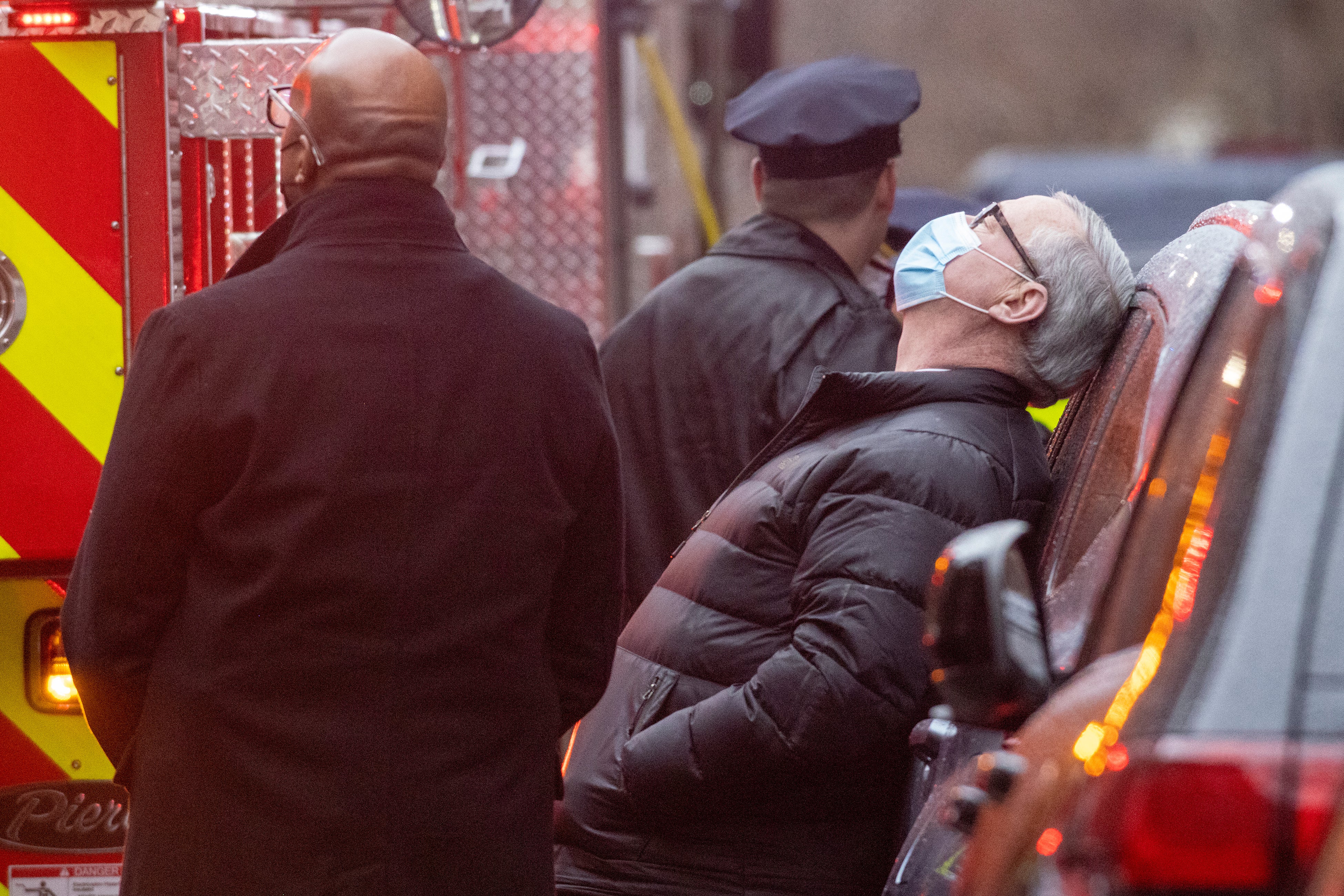 El alcalde de Filadelfia Jim Kenney, visto en el lado derecho después de hablar con los oficiales de policía y bomberos