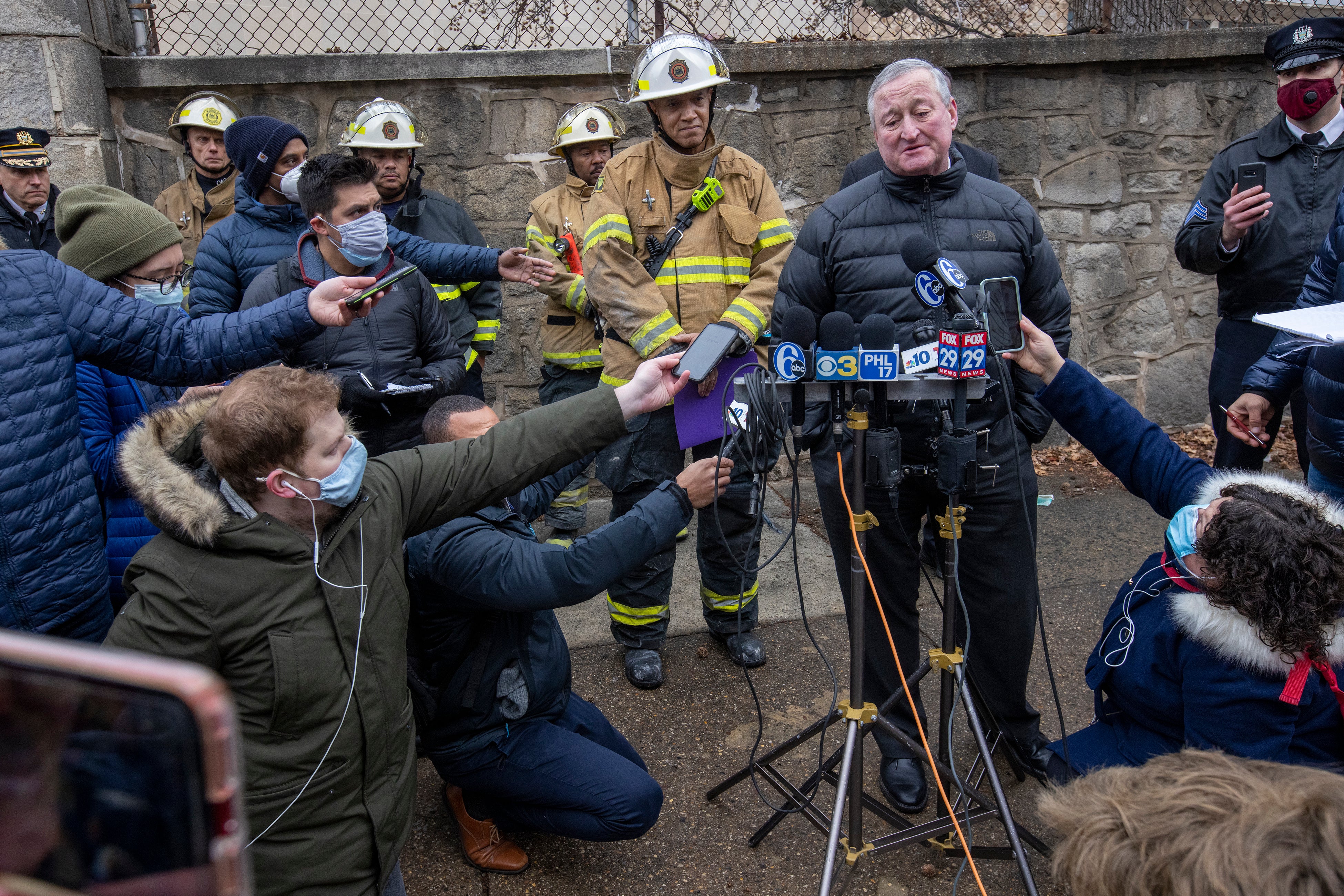 Kenney habla con los medios