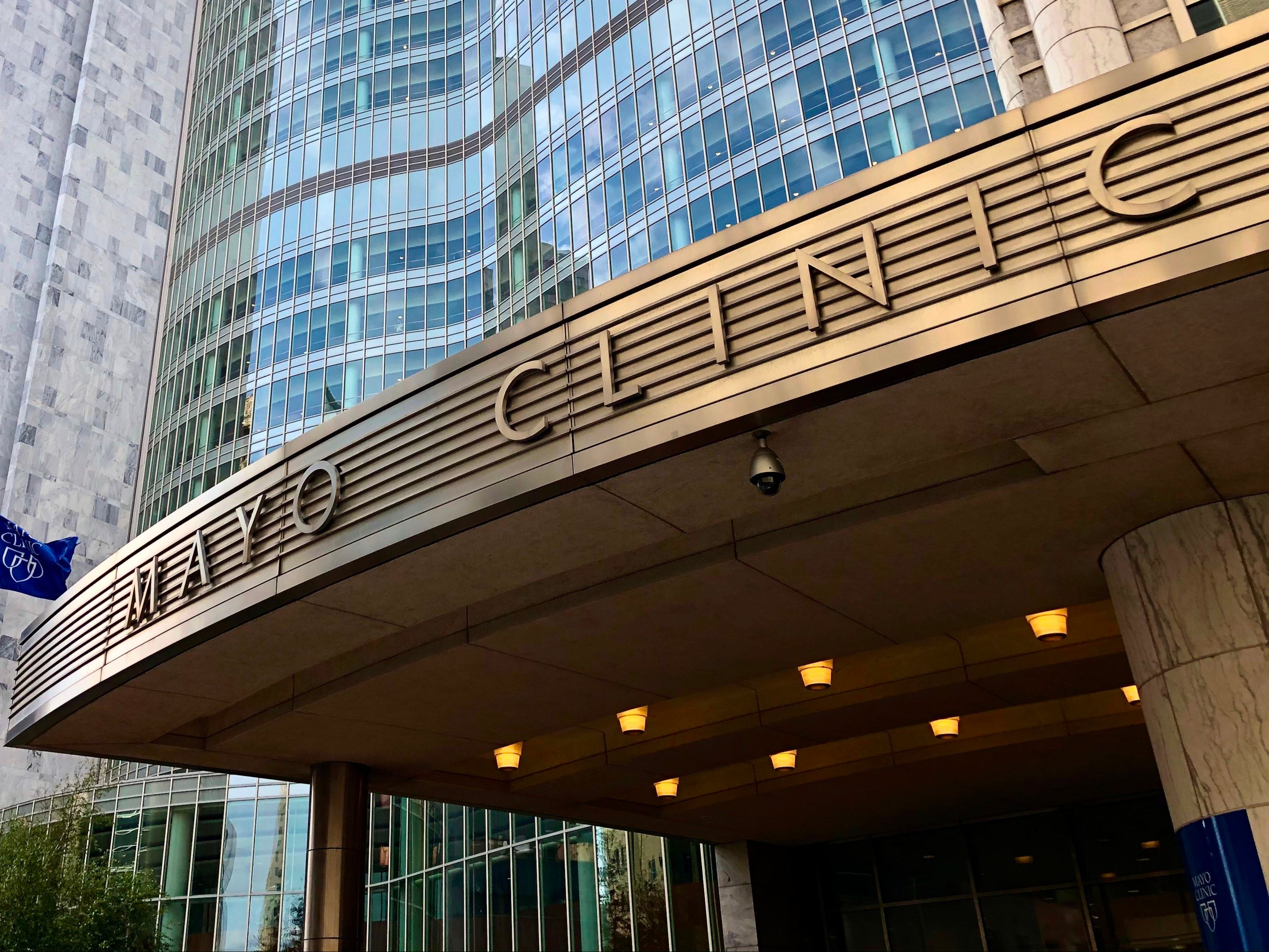 La prestigiosa Clínica Mayo despide a cientos de empleados por el mandato de las vacunas