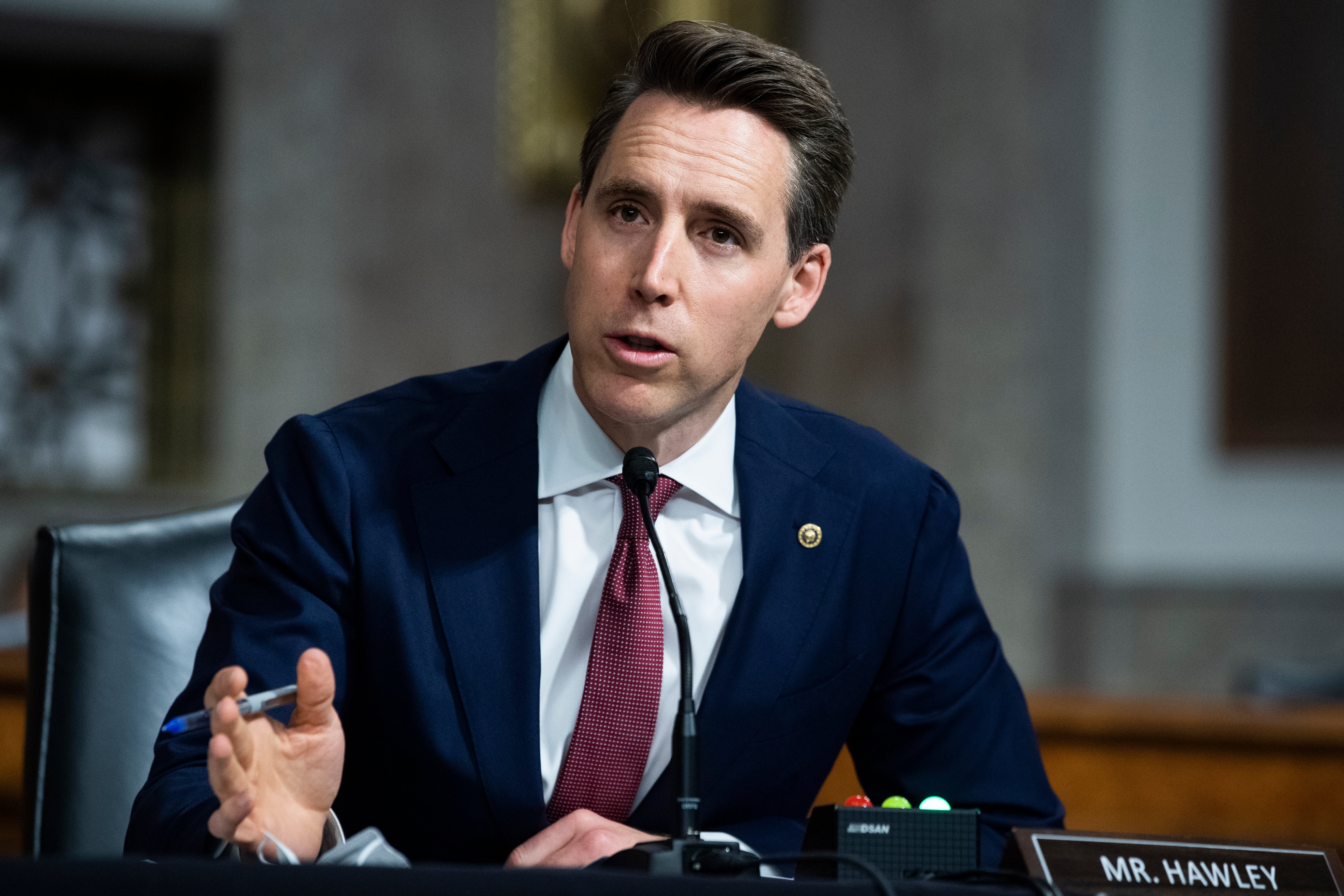 Josh Hawley dice Biden debería impedir que Ucrania entre a la OTAN, ya que EE.UU. está demasiado ocupado como para defenderla