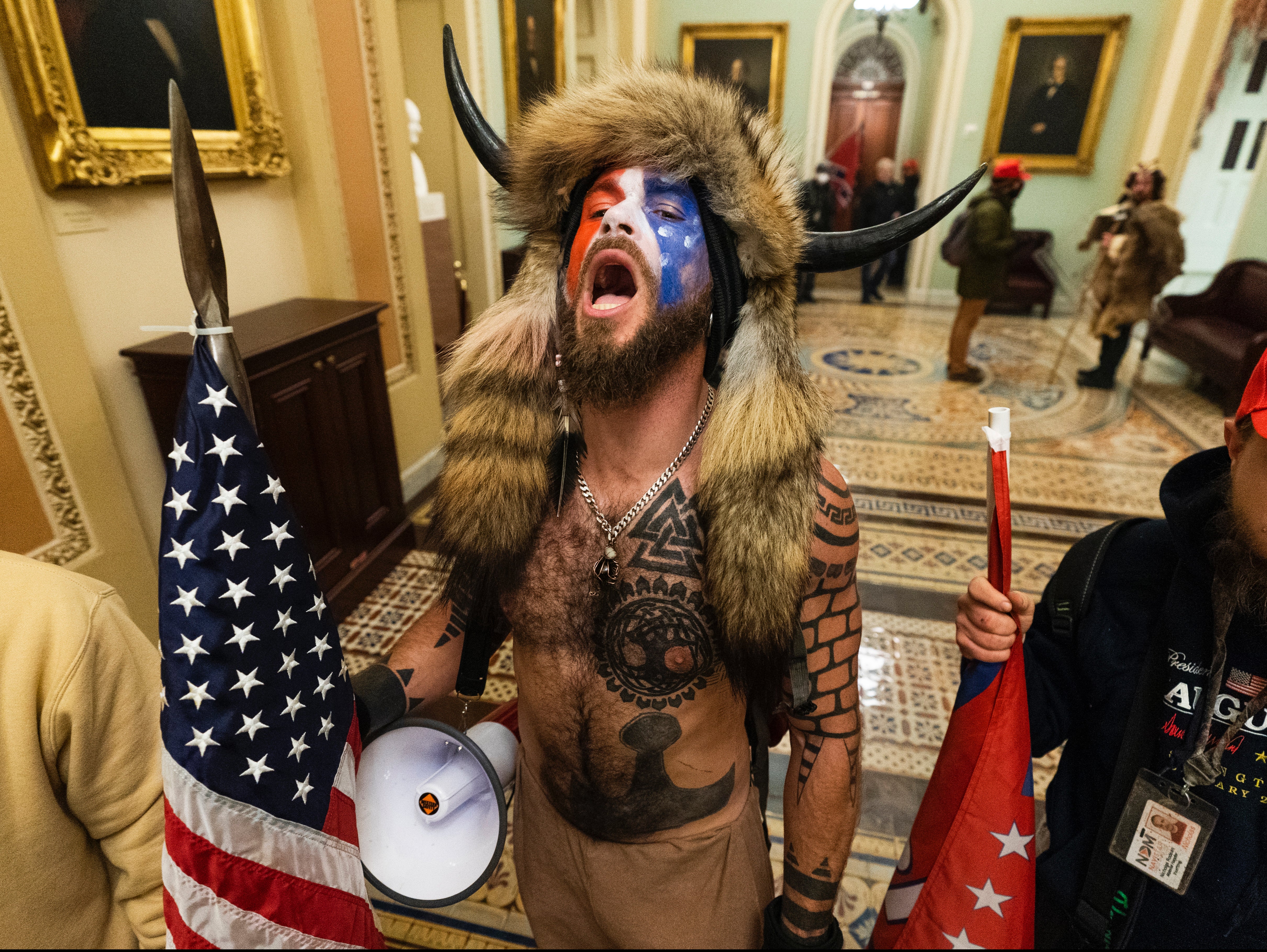 “QAnon Shaman” habla acerca de su arrepentimiento por el ataque al Capitolio desde la cárcel
