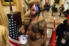 “QAnon Shaman” habla acerca de su arrepentimiento por el ataque al Capitolio desde la cárcel
