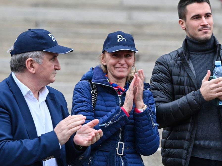 Novak Djokovic es tratado “como un prisionero” en Australia durante la disputa por la visa, afirma la madre