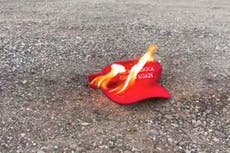 Excandidato republicano al Senado quema gorra MAGA y reta a Trump a debate benéfico de $1 millón