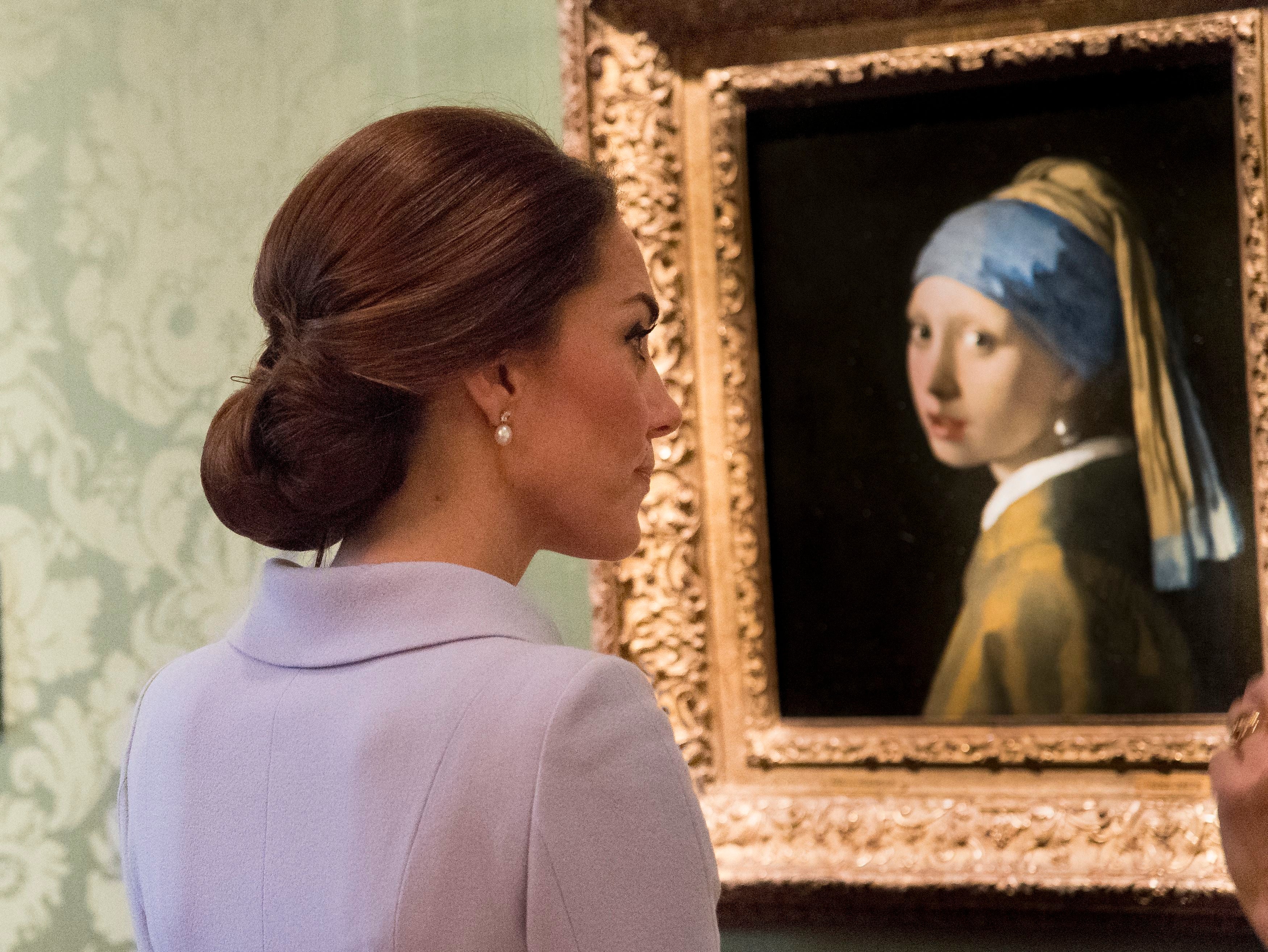 La duquesa de Cambridge observa la pintura de Vermeer La chica de la perla , en enero